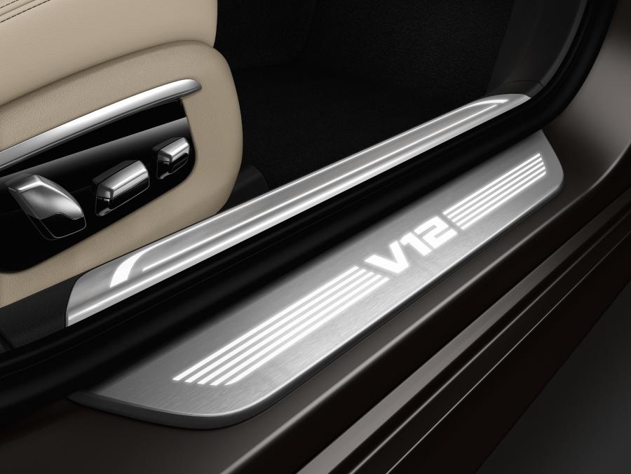 Детали интерьера BMW M760Li xDrive (G12) 2016 года  (WW) (фото 16 из 25)